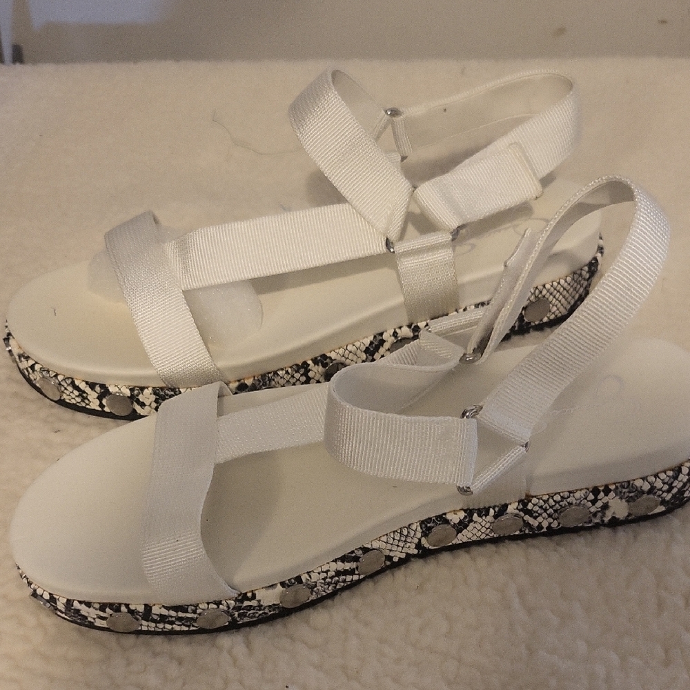 White Sandals with Snakeskin Pattern Sole